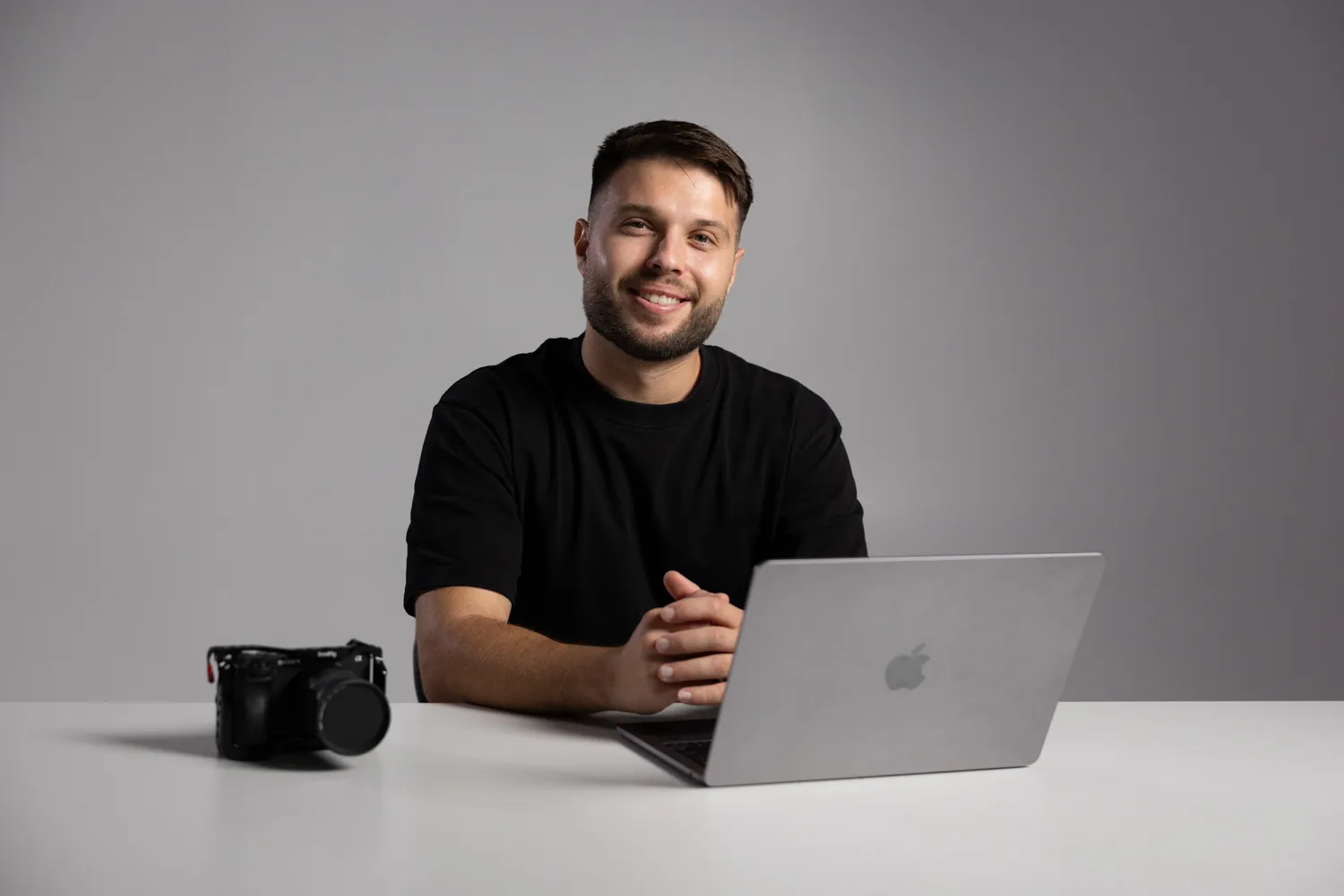 Ο δημιουργός της Trustflow στο studio με κάμερα και υπολογιστή